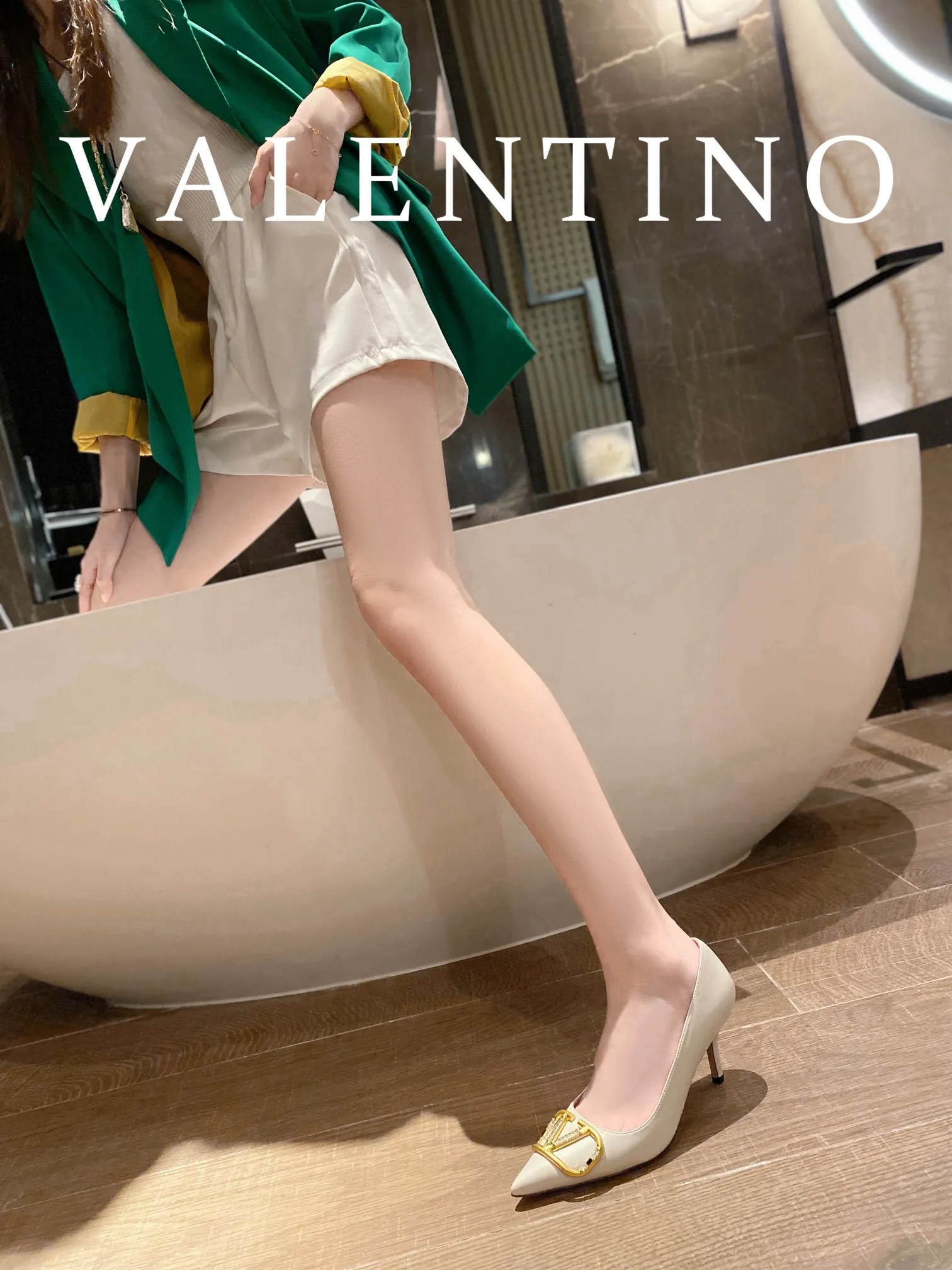👟👟Ex-factory price 520👟👟 𝑉𝐴𝐿𝐸𝑁𝑇𝐼𝑁𝑂 Valentino ♡ The latest series of the counter 💯The new season of Valentino replaces the usual rivet elements with the initial V bronze (dotted buckle) buckle, simplifying the complexity Make the design more refined and durable. No matter your age, it can easily fit on your feet and make your feet look slimmer! The new season lives up to expectations! Worth buying ★Imported cowhide is absolutely high-grade ❥Original method is absolutely sensual ❥Elegant style creates a different feeling🙈 Simple temperament style!  ♡ show bdetails ———————————— ⊿▸: Size｜35-40 (customized at 34.40.41.42) ⊿▸: Material｜Imported cowhide ⊿▸: Material｜Exclusive molded rhinestone buckle ⊿▸: Material | Padded sheepskin ⊿▸: Material |Italian 🇮🇹 genuine leather outsole (the original 1:1 method has a wood grain shape) ⊿▸: Heel height｜8cm